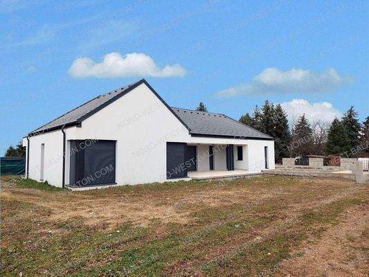 Außenansicht mit Pool, Terrasse und Garten