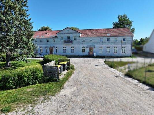 Zufahrt zum Mehrfamilienhaus