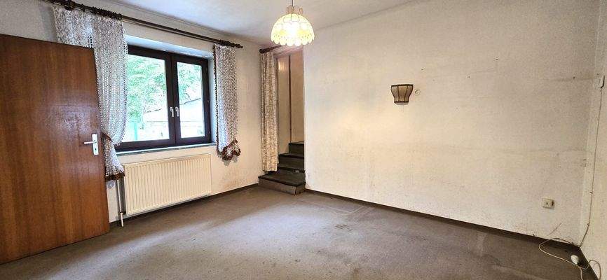 EG: Durchgangszimmer mit Blick zum Elternschlafzimmer/begehbarem Kleiderschrank