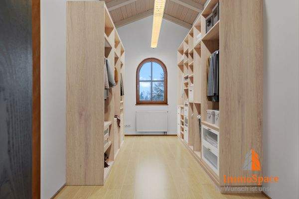 Visualisierungsbeispiel: Begehbarer Kleiderschrank