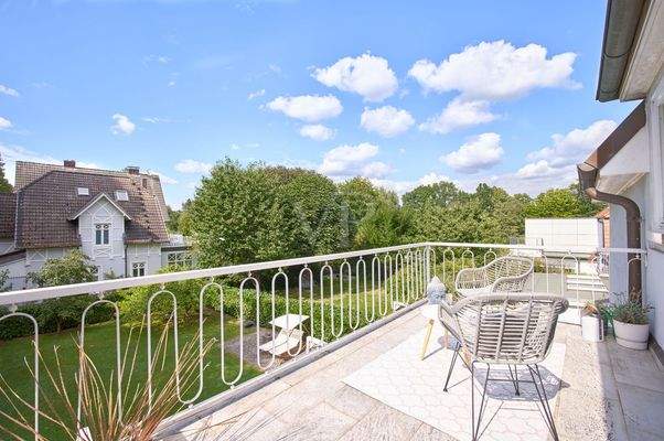 schöner Blick vom Balkon über den Garten