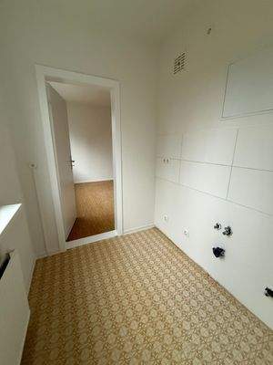 Leerer Raum mit Tür