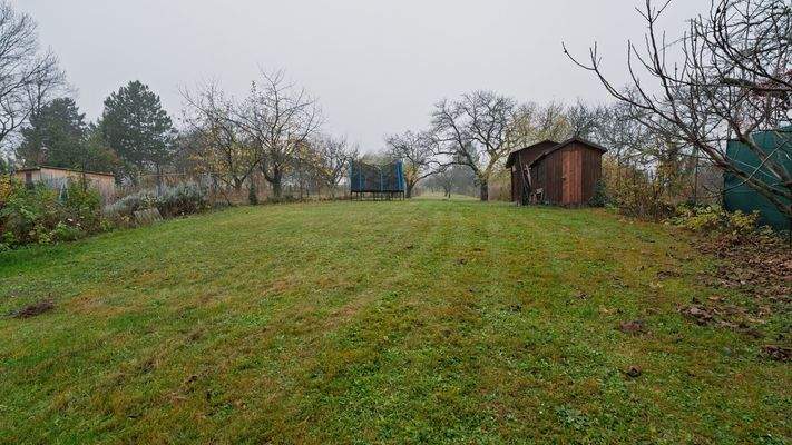 Restlicher Garten mit Gartenhütten