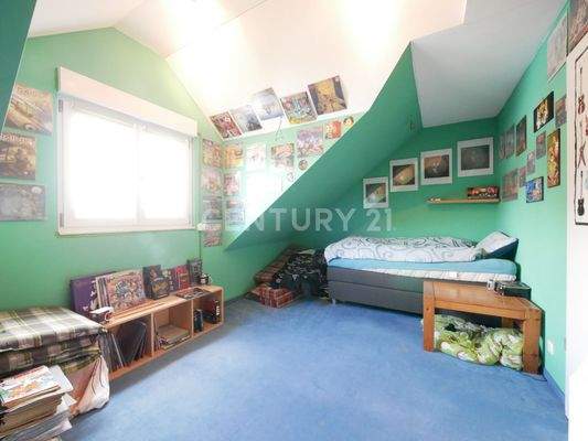 Eins von zwei Zimmern im Dachgeschoss