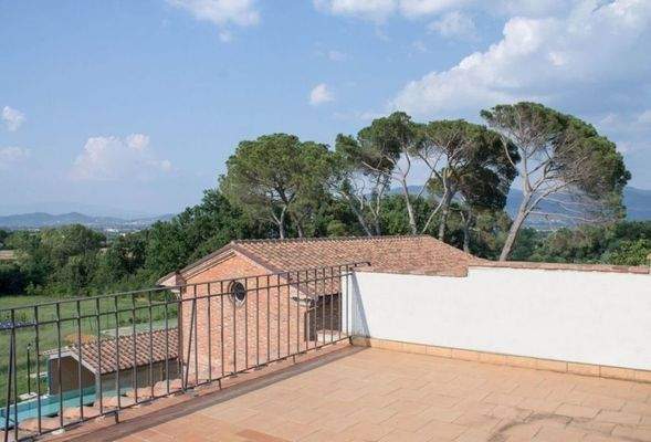 Villa mit Swimmingpool, Gästehaus, Nebengebäude und Land mit Weinberg und Olivenhain