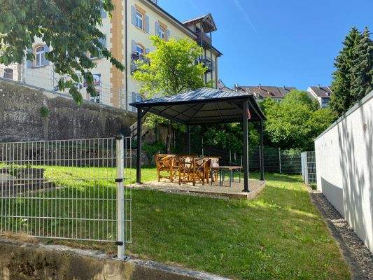 Garten mit Sitzgelegenheit