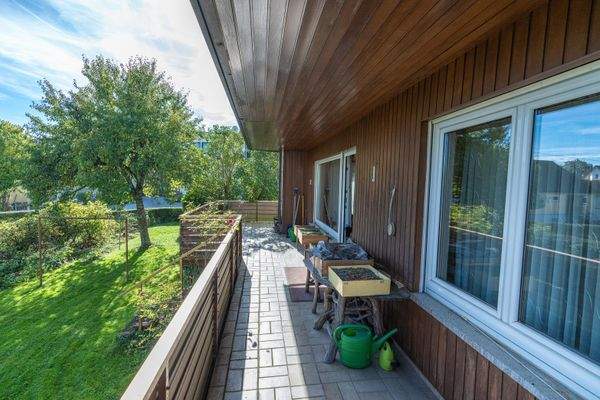 Erdgeschoss, Balkon- / Terrasse mit Zugang zum Garten 