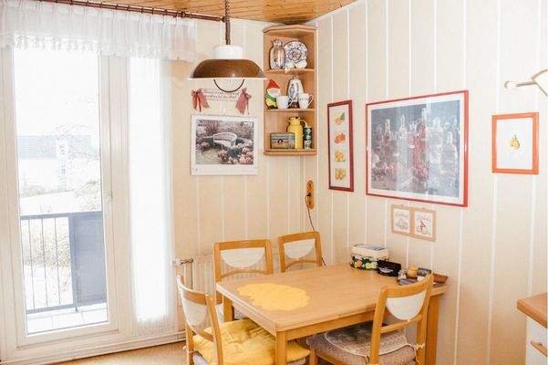 Küche mit ausreichend Platz für eine Sitzgelegenheit und Blick nach draußen