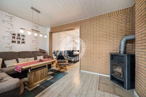 Der Blick vom Wohnzimmer in Richtung Esszimmer im Erdgeschoss