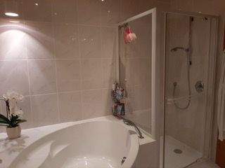 Bad mit Eckwanne und Dusche.jpeg