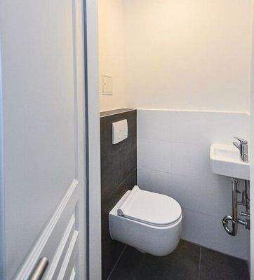 Separate Toilette mit Waschbecken