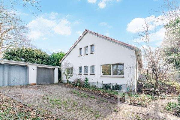 Außenansicht mit Garagen