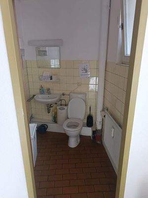 Bild 9 - Toilette 1. OG Flur vorm Büro.jpg