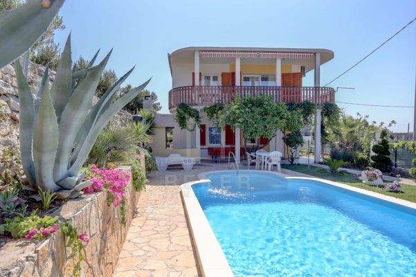 Ein herrlicher Pool schmückt den schönen Garten