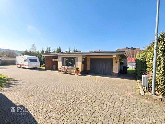 Sep. Gebäude mit Carport und Garage 