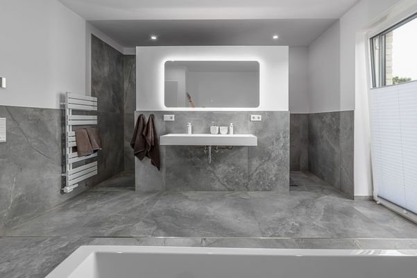 Badezimmer mit Dusche und Badewanne (OG)