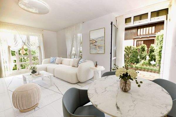 Wohnzimmer mit Süd-Ost-Ausrichtung (Muster Möbel)