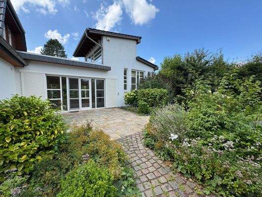 die zweite großzügige Terrasse mit Blick auf den Infinity Pool
