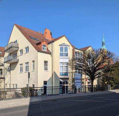 Vorderansicht von links