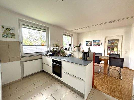 Küche mit angrenzendem Essbereich