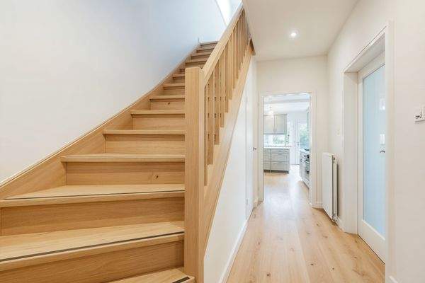 Aufgang in das Dachgeschoss - (KI generiert)