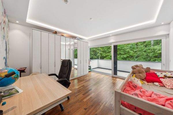 Das zweite Kinderzimmer verfügt ebenfalls über einen Zutritt zum Südbalkon. Alle Räume sind klimatisiert.