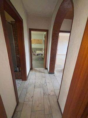 Gang zur Küche, und Links Bad..jpg