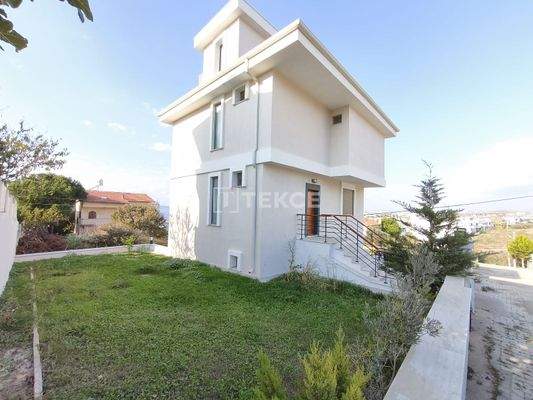 Villa with Private Garden 300 m from the Sea in İzmir Seferihisar