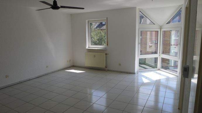 geräumiges Wohnzimmer