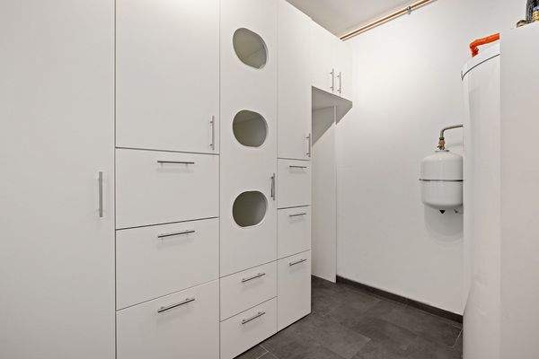 ca. 11 m² Hauswirtschaftsraum mit großem Einbauschrank