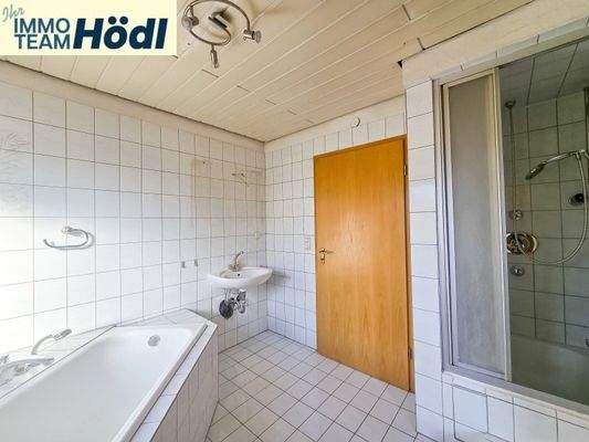 Badezimmer mit Dusche und Wanne