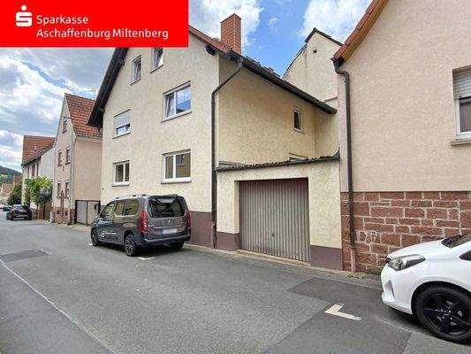 Straßenansicht mit Garage