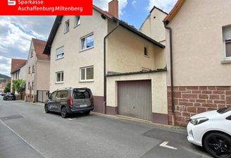 Straßenansicht mit Garage