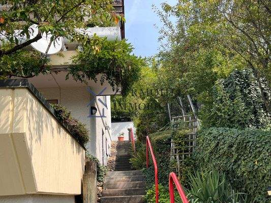 Weg zu den Eingängen