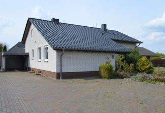 Haus mit Garage und Carport