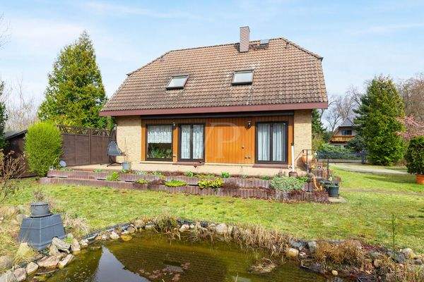 Rückansicht mit Teich