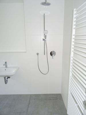 Bodentiefe Dusche (Glaswand kommt noch)