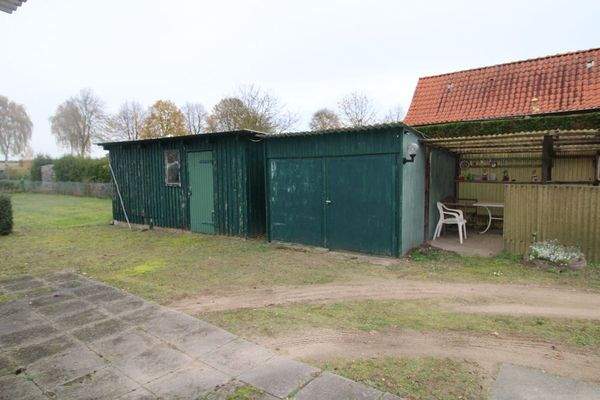 Schuppen und Laube hinter dem Haus