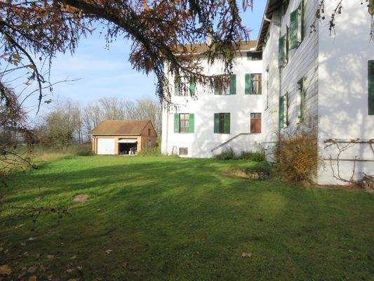 Westflügel und Doppelgarage 