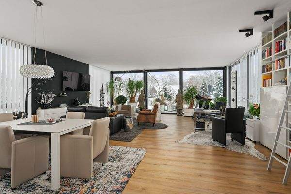 Großzügiges Wohn- und Esszimmer (72,97m²) mit hochwertigem Vinylboden, ...