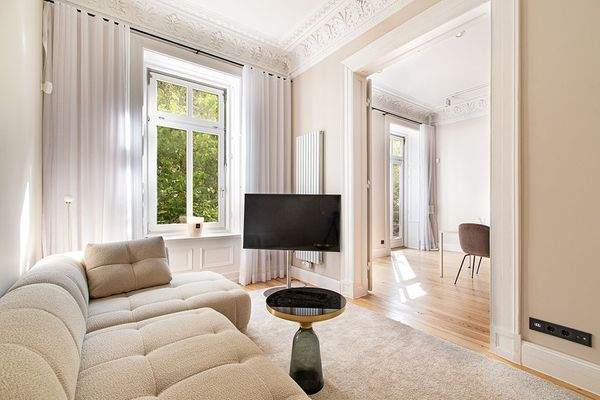 Helle, großzügige Räume mit hohen Decken und opulenten Stuck