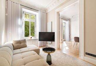 Helle, großzügige Räume mit hohen Decken und opulenten Stuck