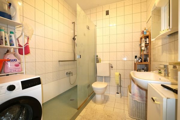 Bad mit Dusche, WC und Waschmaschinenanschluss