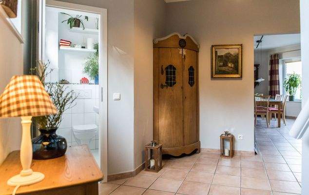 Große Diele mit WC2 und Zugang zum Wohn-Essbereich