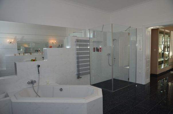 Luxus-Badeoase mit Wanne und Dusche