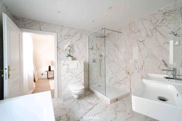 Badezimmer mit Dusche & Wanne