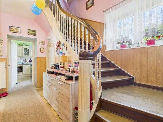 Eingangsflur mit Treppe ins Obergeschoss