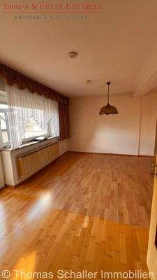 Wohn -Esszimmer mit Zugang zur Terrasse 