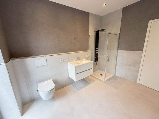 Badezimmer mit Dusche und Wanne