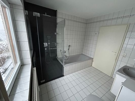 Bad mit Wanne u. Dusche